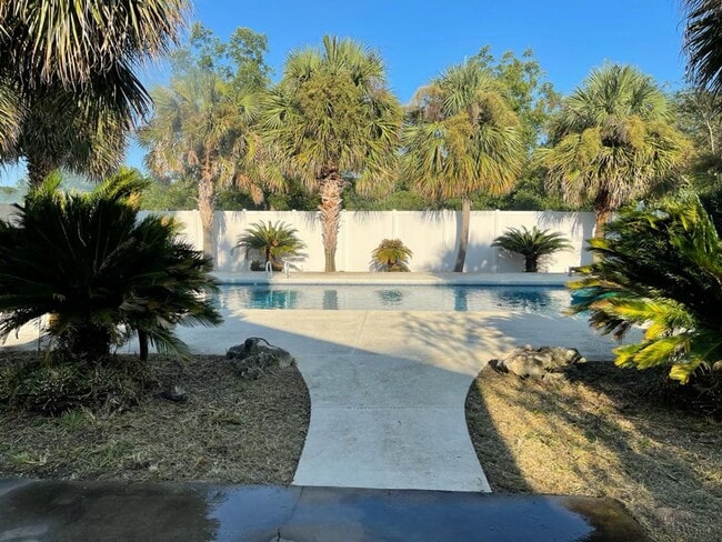 Building Photo - Private 1-Acre Retreat with Pool, Screened...