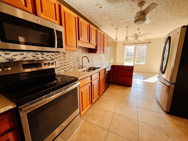 Foto del edificio - Renovated 3 Bedroom, 3 Bath Townhouse with...