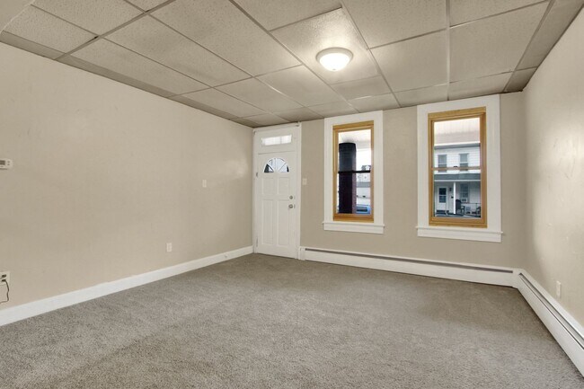 Foto del edificio - Spacious 4 Bedroom, 1 Bath Home in North York!