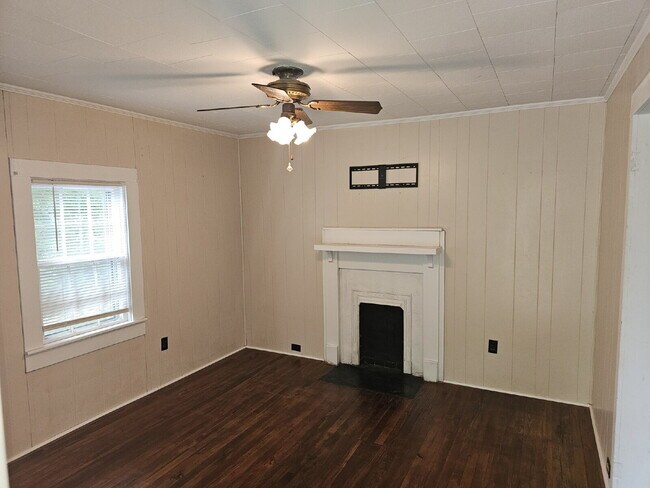 Building Photo - Charming 2-Bedroom Home Near Downtown Lincolnton!