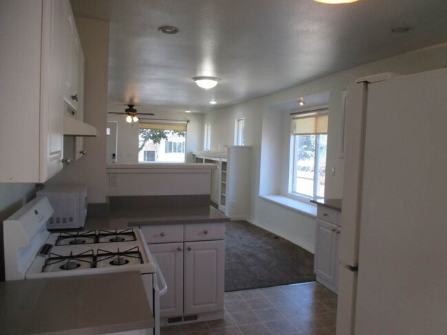 Building Photo - Spacious 3 bedroom 2.5 bathroom Tacoma Cra...