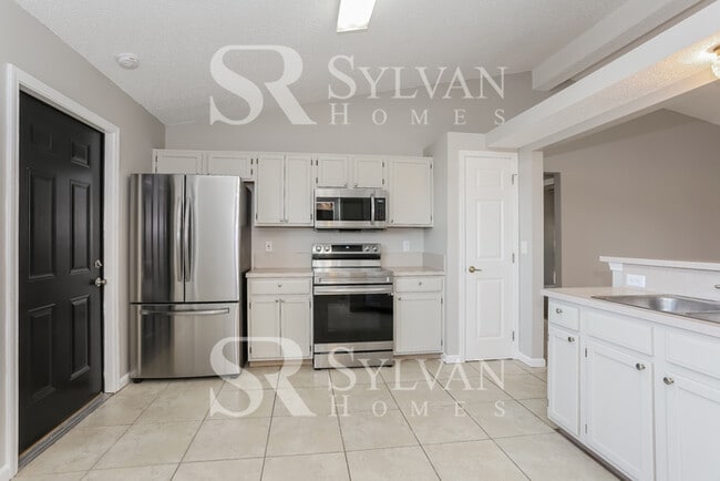 Building Photo - Feel welcome and comfortable in this charm...