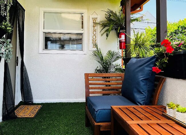 Private Patio w/Television - 1529 1/2 Carmona Ave