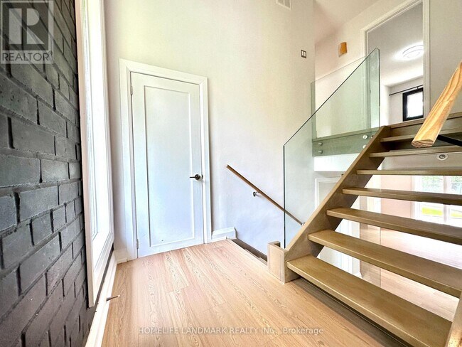 Photo du bâtiment - 1319 Cumnock Crescent