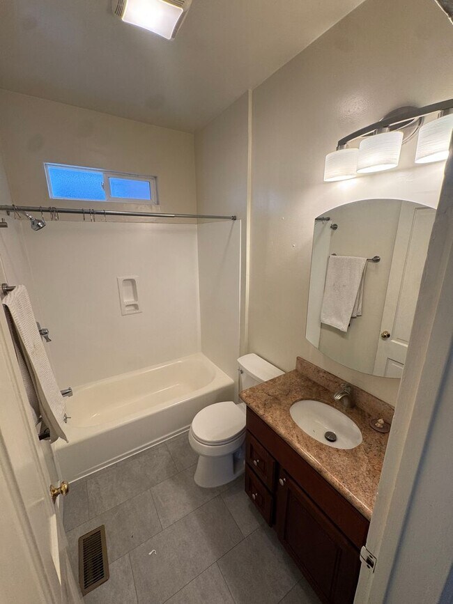 Foto del edificio - Charming Alameda Gem on Clinton Ave | Steps from the Island's Best