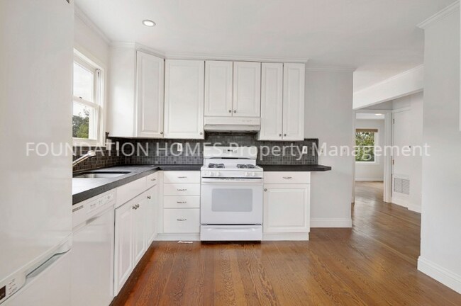 Foto del edificio - Walkable Central Mill Valley 2BR!  Garden!  Garage!  Mt. Tam Views!  FOUNDATION