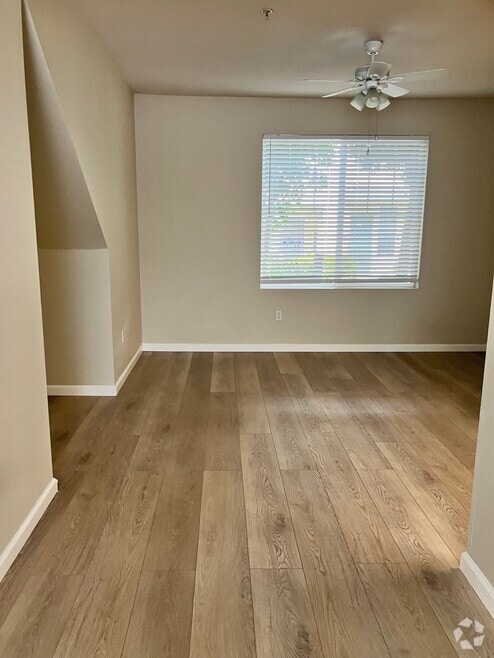 Well-lit living spaces - de Tolosa Ranch Apartments