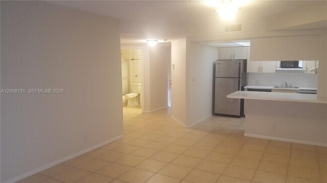 Foto del edificio - 8290 Lake Dr