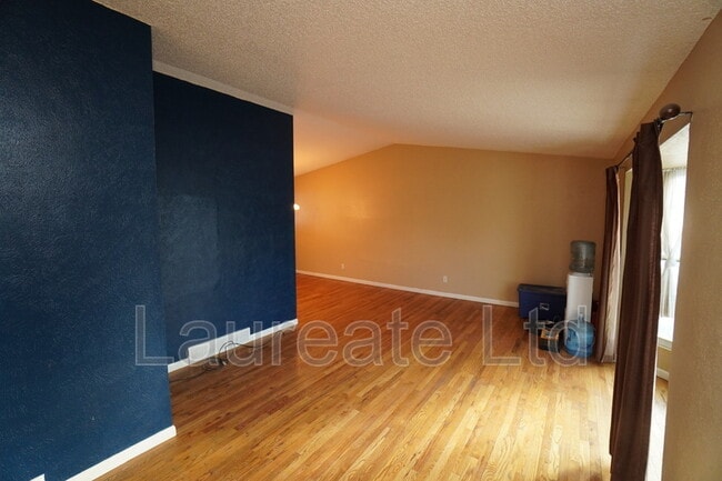 Building Photo - 562 N Revere St