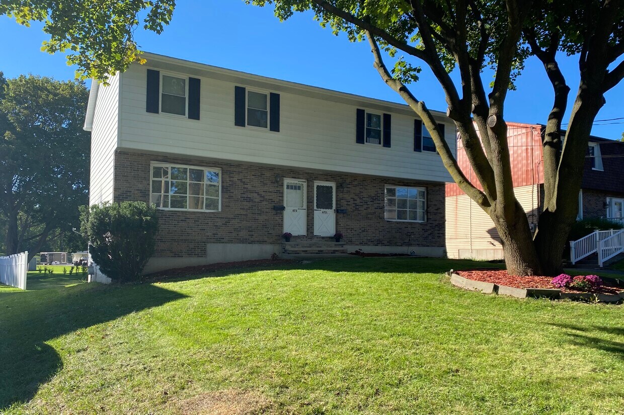 3 bedroom, 1.5 bath townhouse in CV School District - 673 Chenango St