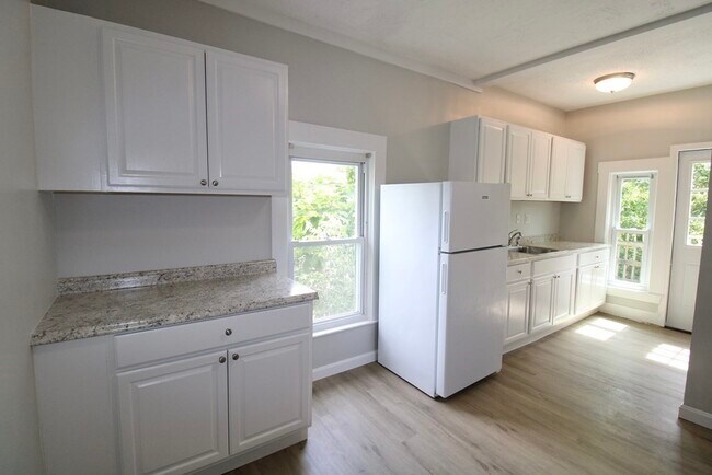 Building Photo - 502 Hollis St