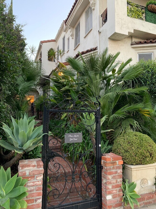 Foto del edificio - 9560 1/2 W Olympic Blvd