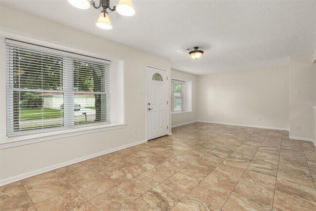 Building Photo - 831 Silverpines Rd