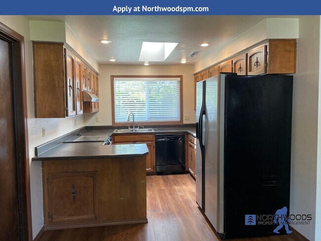 Building Photo - Very Nice 3 Bedroom 2 Bath Home with a Det...