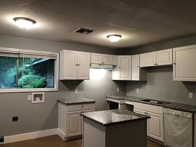 Building Photo - 1425-1425 Mahlow Dr