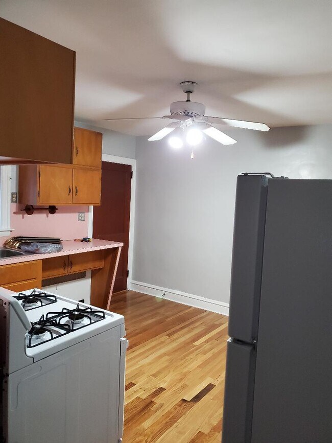kitchen gas stove - 626 S Main St