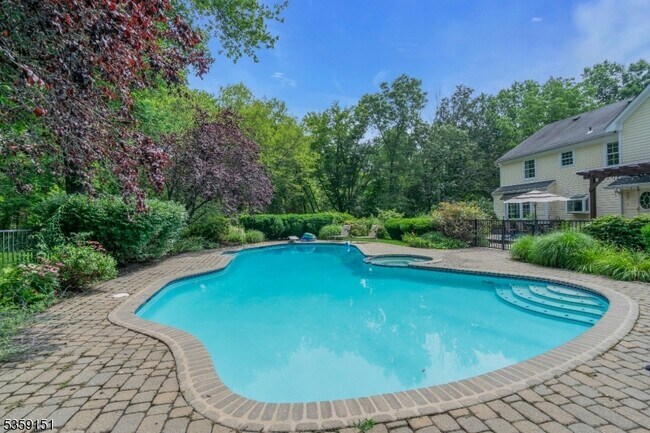 Foto del edificio - 60 Dogwood Ln