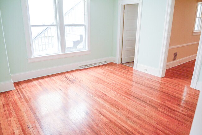 El apartamento cuenta con grandes ventanales y abundante luz natural. Está recién pintado. - 675 Spring Garden St