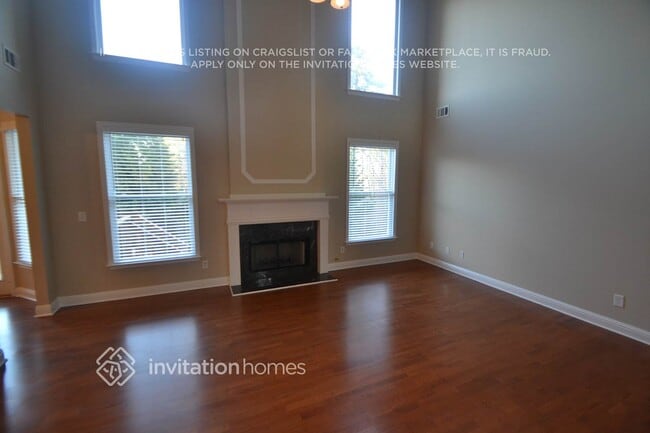 Foto del edificio - 1451 Heatherglade Ln