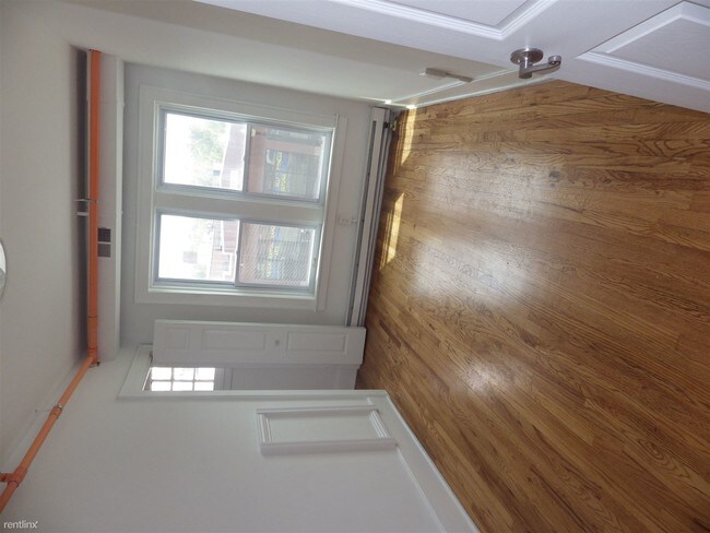Foto del edificio - 256 W 9 Mile Rd
