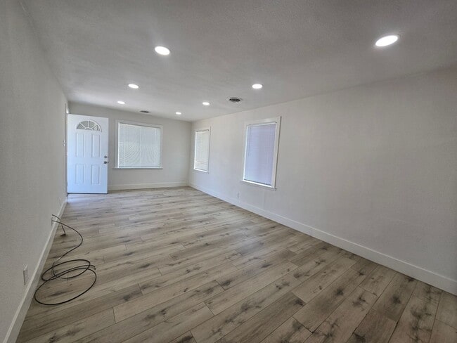 Building Photo - 2 Br 1 Ba available Now