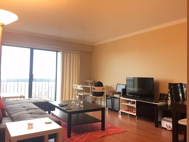 Spacious Top-Floor 2-Bedroom with Heat Included & Garage Parking! - Spacious Top-Floor 2-Bedroom with Heat Included & Garage Parking! Apartment