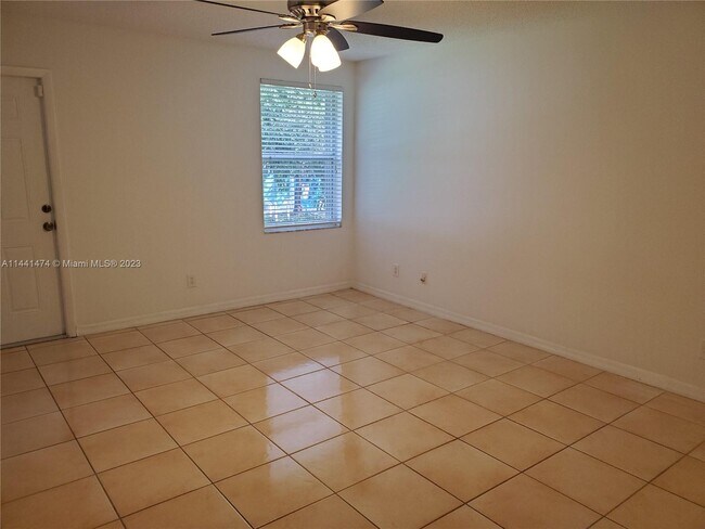 Foto del edificio - 18335 NW 21st St