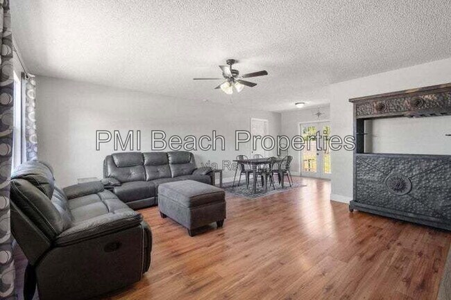 Foto del edificio - 2456 SE Melaleuca Blvd