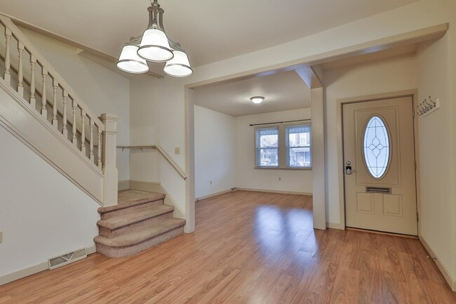 Building Photo - 1104 Elm St