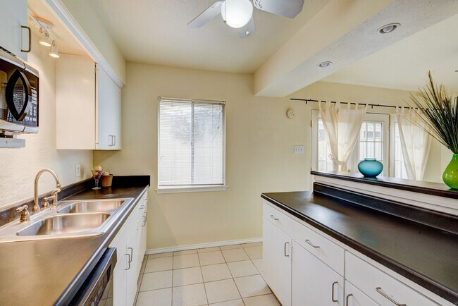 Foto del edificio - 6422 Burgoyne Dr.