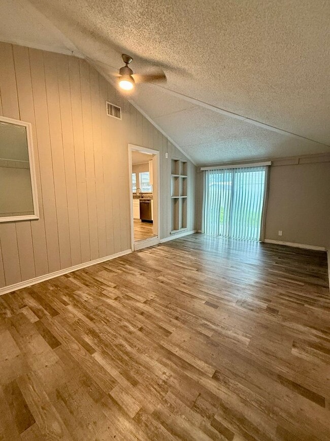 Foto del edificio - Dual Living Delight in the Heart of Lakeland!