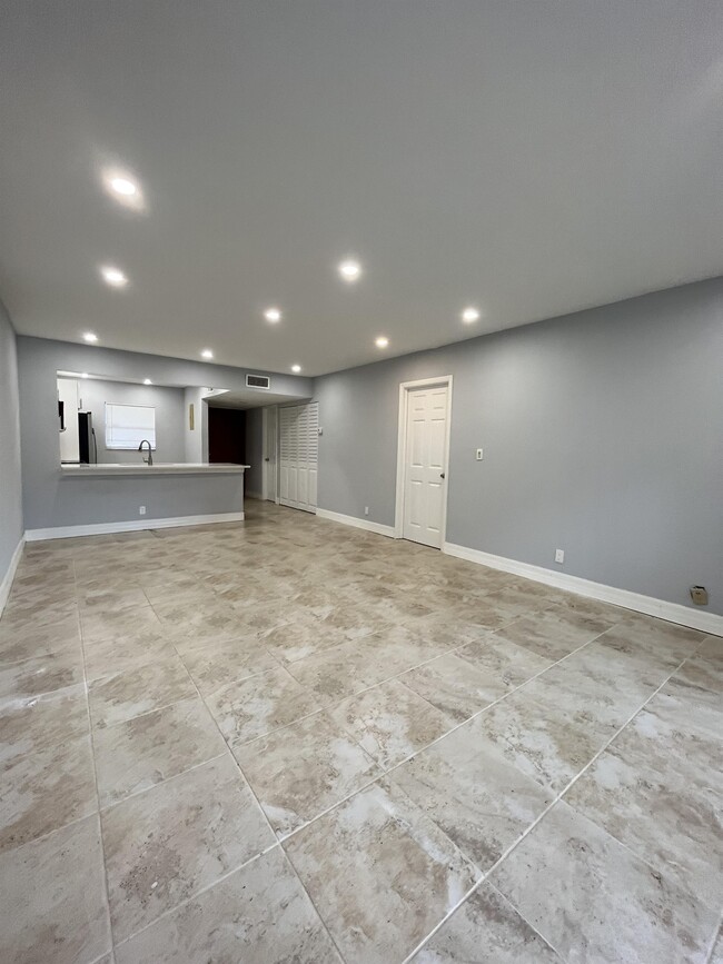 Building Photo - 5535 N Lakewood Cir