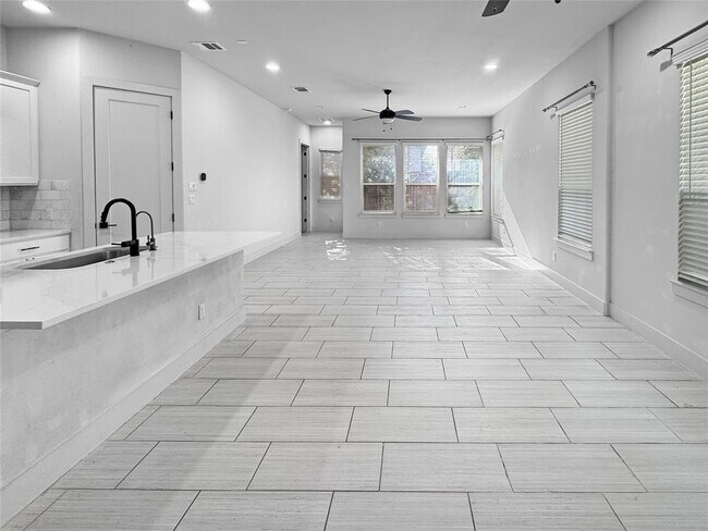 Foto del edificio - 1220 Westborough Ln