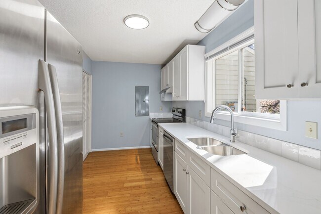 Building Photo - Peaceful on Poplar