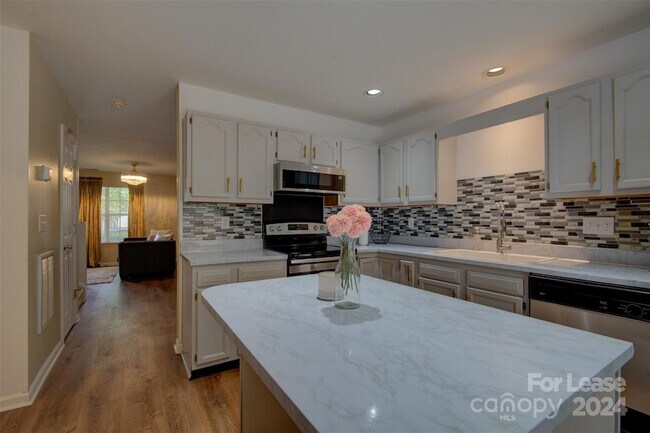 Building Photo - 3208 Summercroft Ln