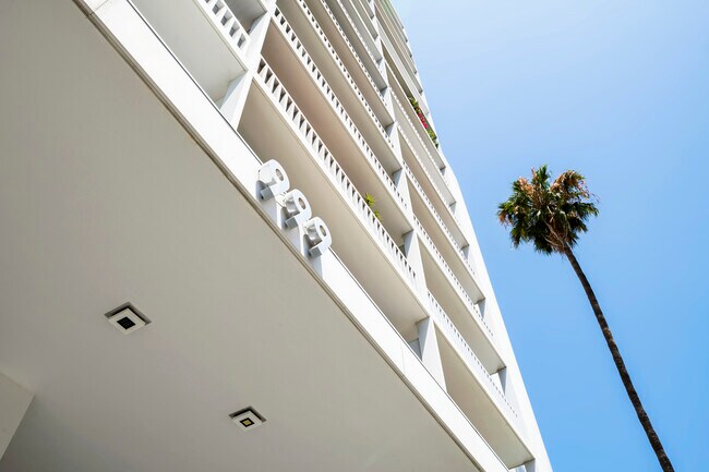 Building Photo - 999 N Doheny Dr