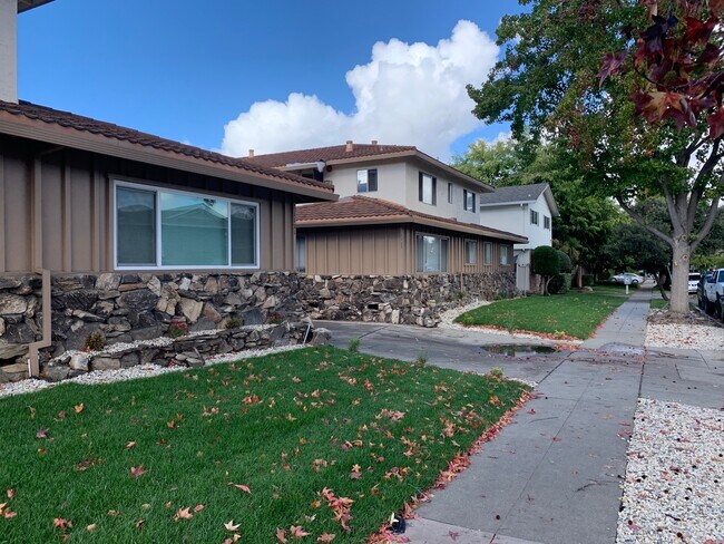 Foto del edificio - 1117 Oakmont Dr