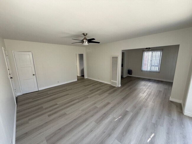 Foto del edificio - Beautiful 2 Bedroom Belmont Shore Apartment for Rent - Garage Parking Included!