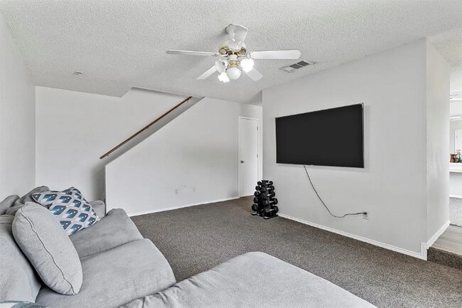 Building Photo - 12714 Hilltop Dr