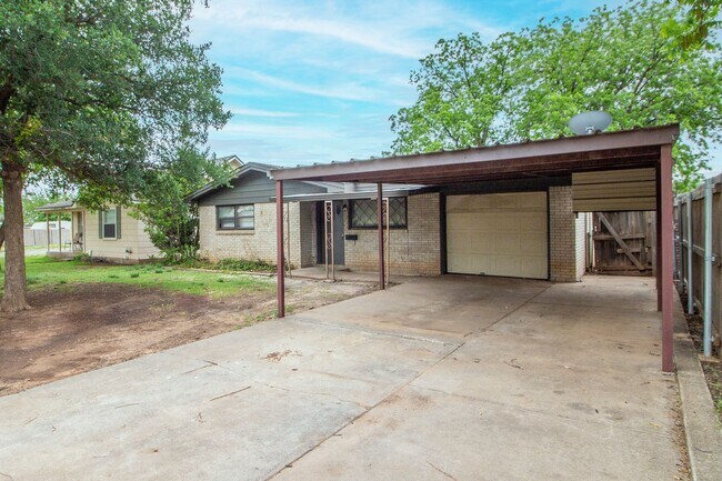 Foto del edificio - Remodeled 3 bedroom 2 bathroom house centr...