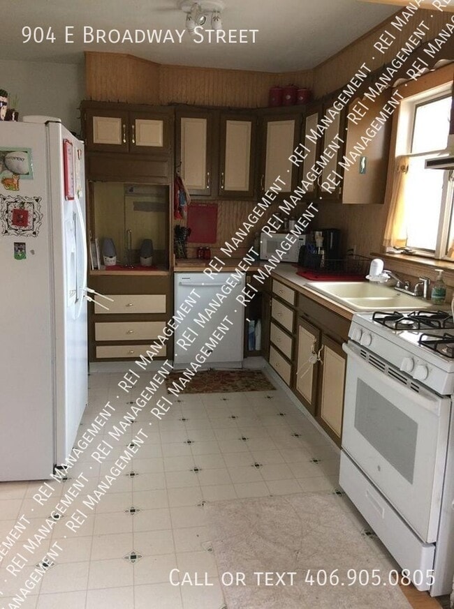 Building Photo - Charming 2-Bedroom Home: Bright, Updated, ...
