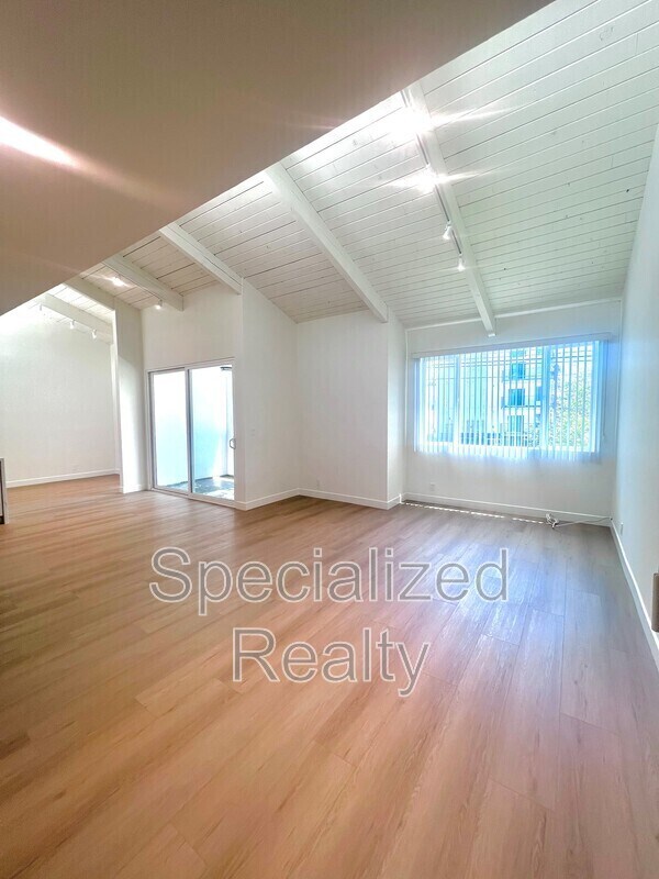 Building Photo - 12325 Moorpark St