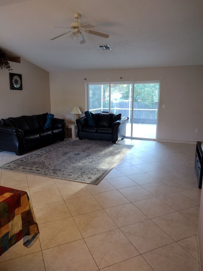 Building Photo - 3 Bedroom 2 Bath House 2 car garage with Large screened in porch! Available March 1st