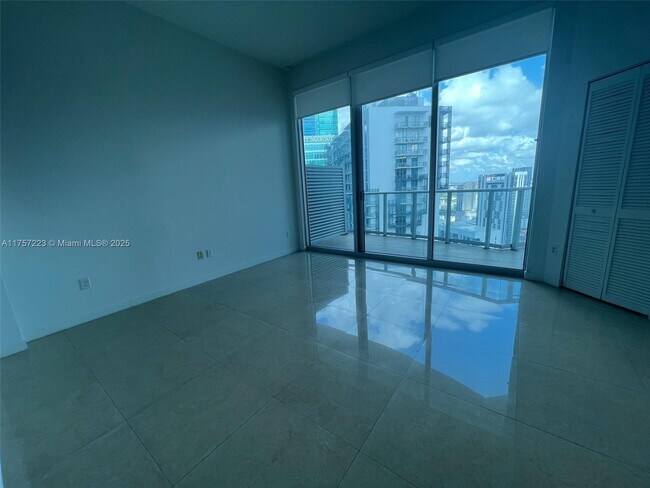 Foto del edificio - 300 S Biscayne Blvd