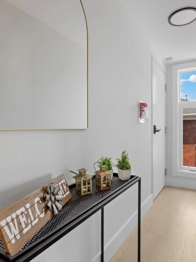 Building Photo - 263 Currell Av