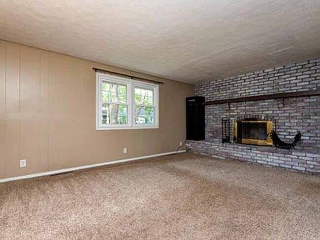 Building Photo - Luxury, Location, and Convenience.