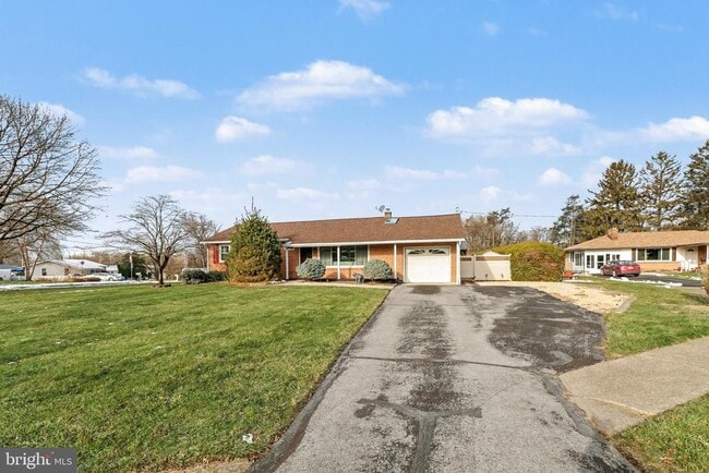 Building Photo - 8 Midland Ct