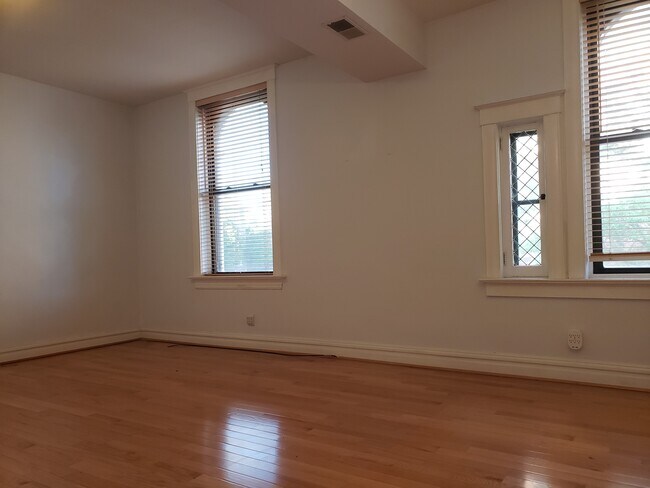 Foto del edificio - 6100 Waterman Blvd