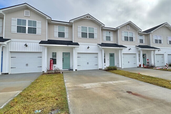 Building Photo - AVAILABLE NOW! (Pet Friendly)