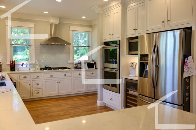 Building Photo - Washington Sq. Area of Brookline. Recently...